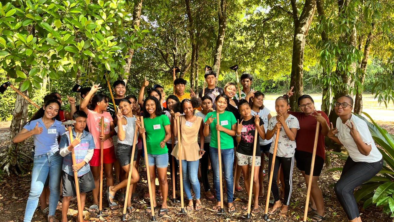 Young participants of the FASS agroforestry training in Para with planting tools
